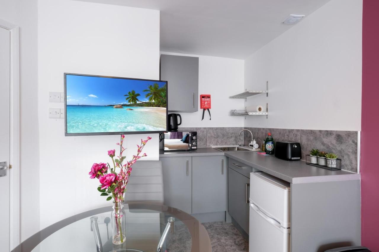 Fernbank Studios Sudbury Hill Harrow Self-Contained Studios With En-Suite Wembley 외부 사진