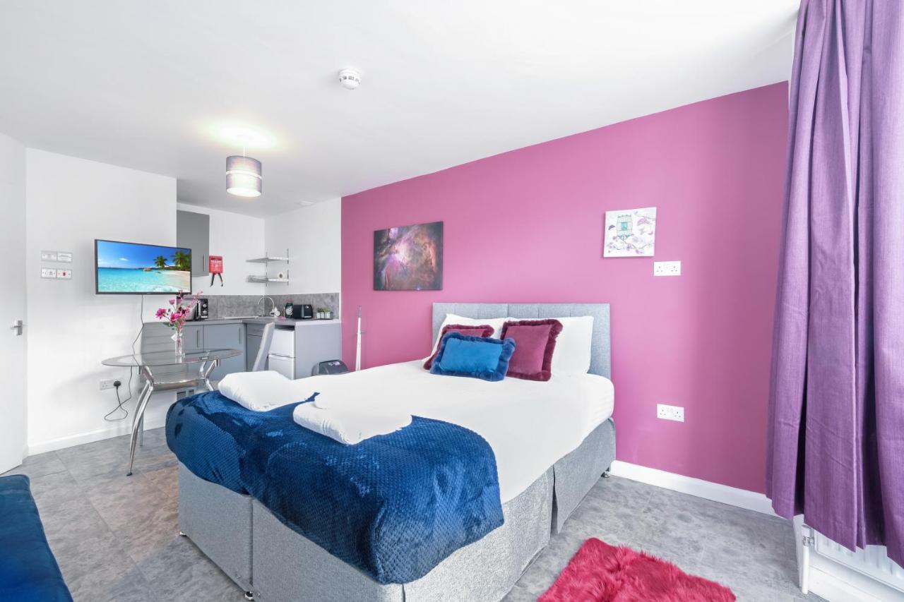 Fernbank Studios Sudbury Hill Harrow Self-Contained Studios With En-Suite Wembley 외부 사진