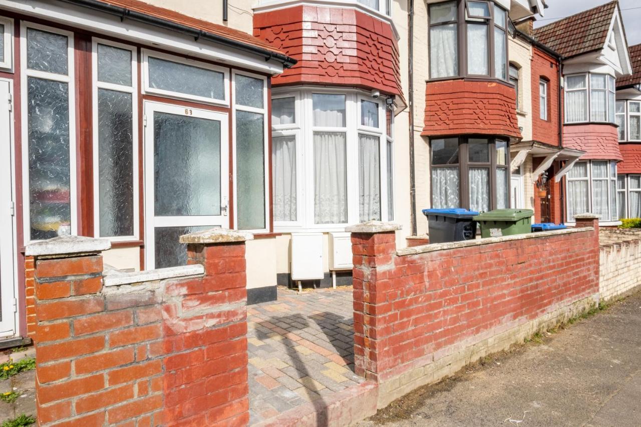 Fernbank Studios Sudbury Hill Harrow Self-Contained Studios With En-Suite Wembley 외부 사진