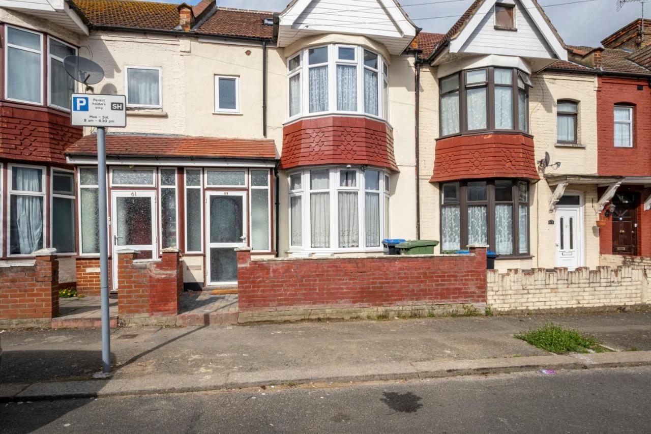 Fernbank Studios Sudbury Hill Harrow Self-Contained Studios With En-Suite Wembley 외부 사진