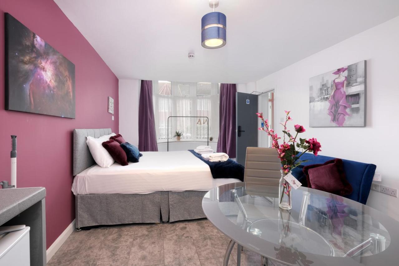 Fernbank Studios Sudbury Hill Harrow Self-Contained Studios With En-Suite Wembley 외부 사진