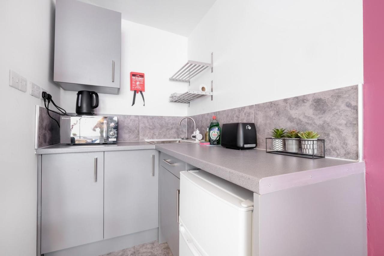 Fernbank Studios Sudbury Hill Harrow Self-Contained Studios With En-Suite Wembley 외부 사진