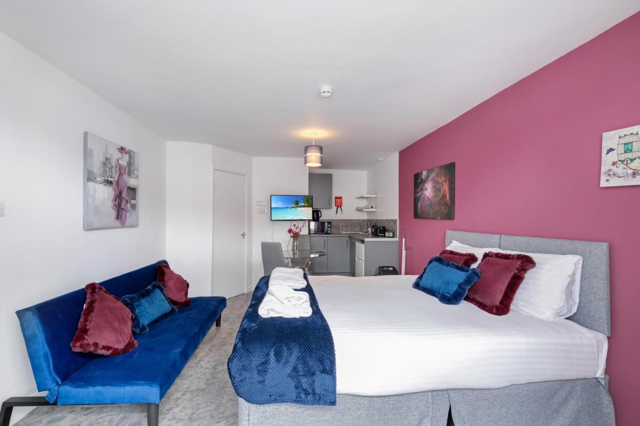 Fernbank Studios Sudbury Hill Harrow Self-Contained Studios With En-Suite Wembley 외부 사진