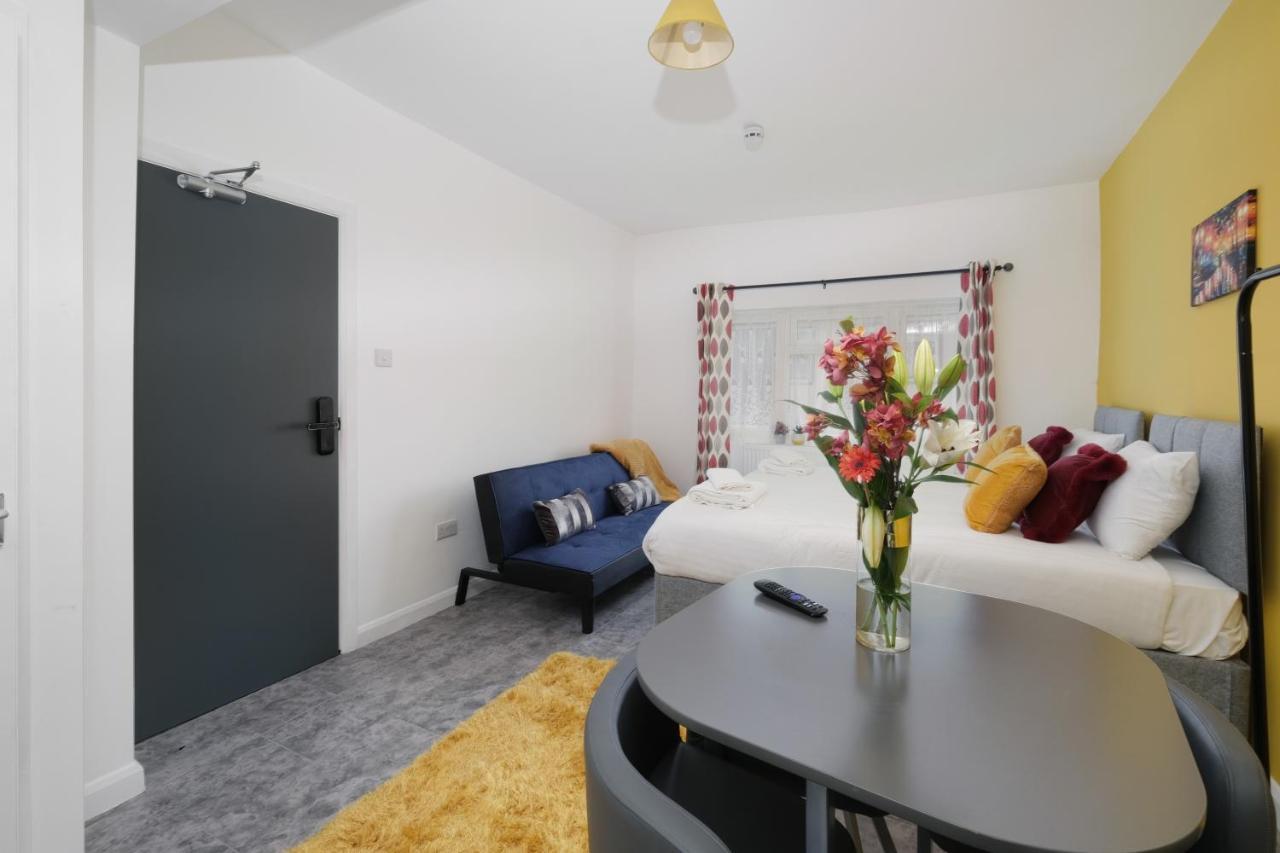 Fernbank Studios Sudbury Hill Harrow Self-Contained Studios With En-Suite Wembley 외부 사진