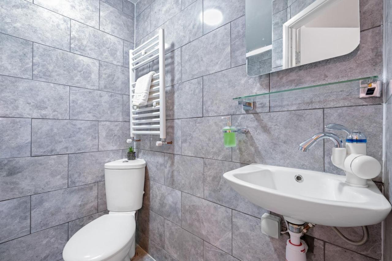 Fernbank Studios Sudbury Hill Harrow Self-Contained Studios With En-Suite Wembley 외부 사진