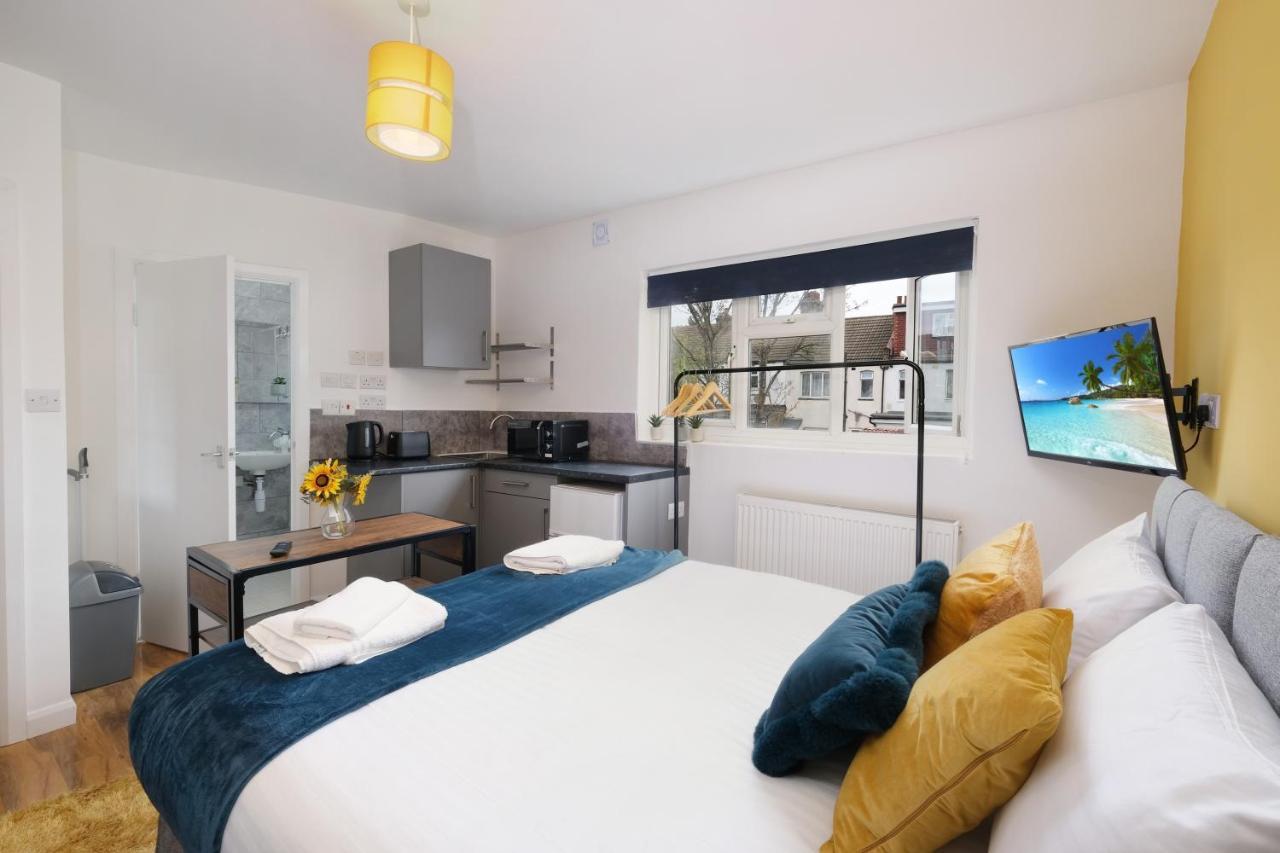 Fernbank Studios Sudbury Hill Harrow Self-Contained Studios With En-Suite Wembley 외부 사진