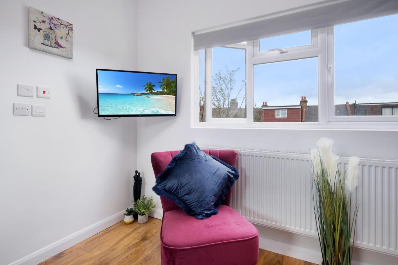 Fernbank Studios Sudbury Hill Harrow Self-Contained Studios With En-Suite Wembley 외부 사진