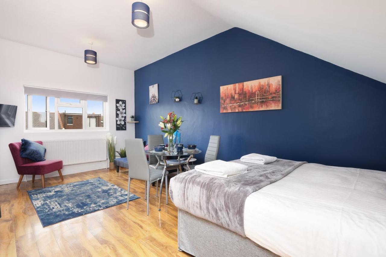 Fernbank Studios Sudbury Hill Harrow Self-Contained Studios With En-Suite Wembley 외부 사진