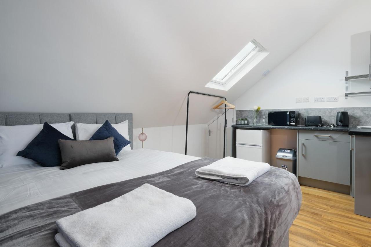 Fernbank Studios Sudbury Hill Harrow Self-Contained Studios With En-Suite Wembley 외부 사진