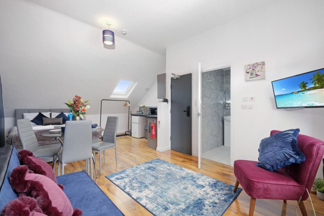 Fernbank Studios Sudbury Hill Harrow Self-Contained Studios With En-Suite Wembley 외부 사진