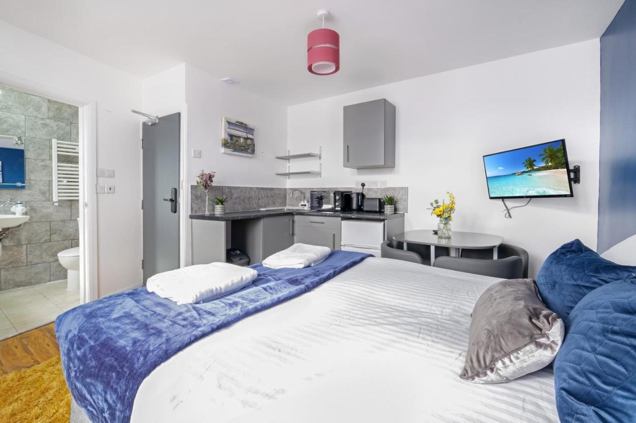 Fernbank Studios Sudbury Hill Harrow Self-Contained Studios With En-Suite Wembley 외부 사진