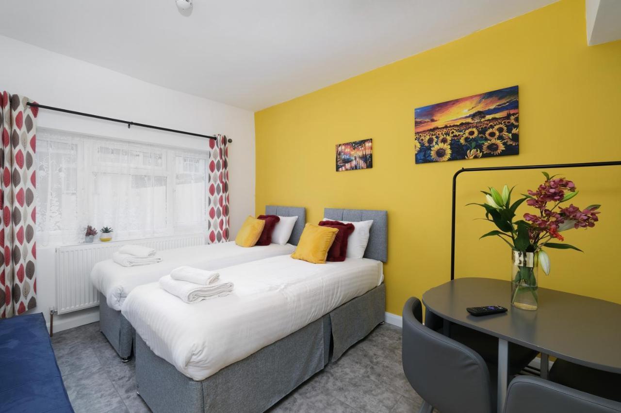 Fernbank Studios Sudbury Hill Harrow Self-Contained Studios With En-Suite Wembley 외부 사진