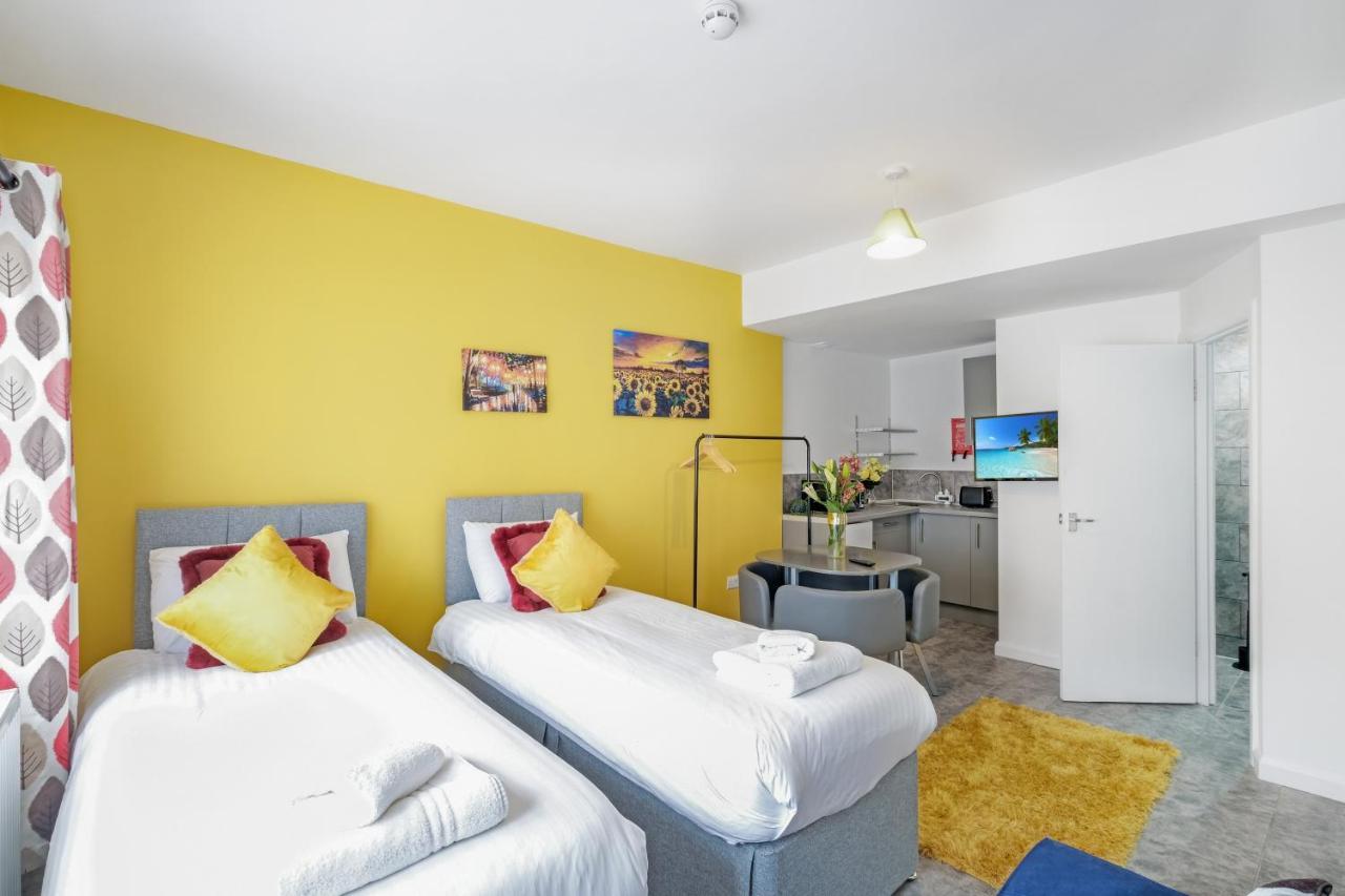 Fernbank Studios Sudbury Hill Harrow Self-Contained Studios With En-Suite Wembley 외부 사진