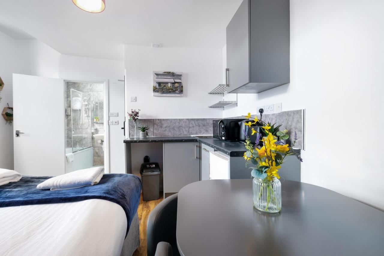 Fernbank Studios Sudbury Hill Harrow Self-Contained Studios With En-Suite Wembley 외부 사진