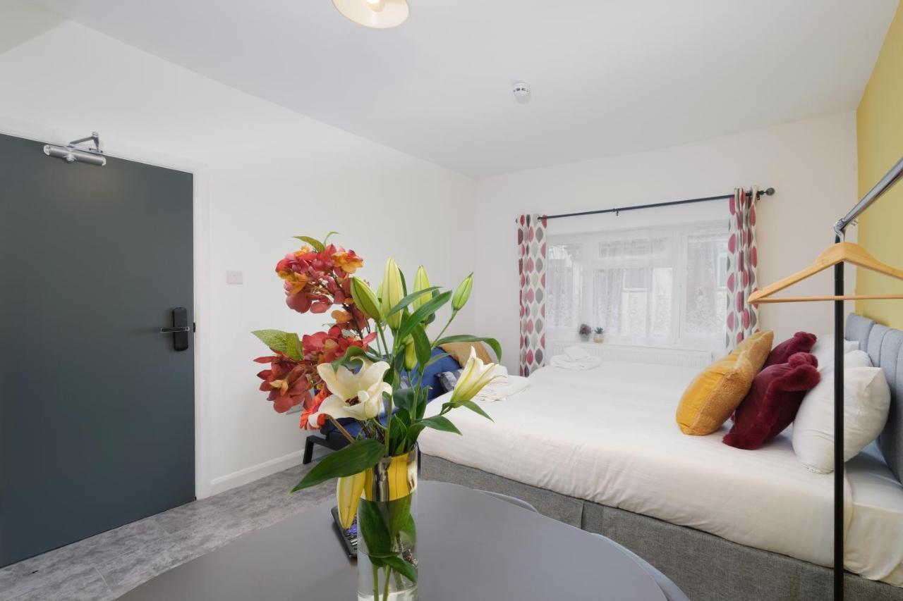 Fernbank Studios Sudbury Hill Harrow Self-Contained Studios With En-Suite Wembley 외부 사진