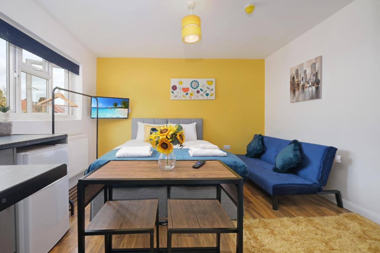 Fernbank Studios Sudbury Hill Harrow Self-Contained Studios With En-Suite Wembley 외부 사진