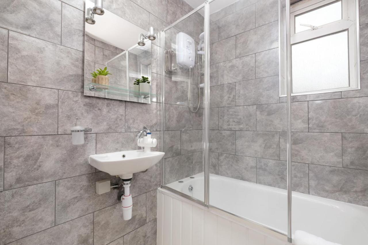 Fernbank Studios Sudbury Hill Harrow Self-Contained Studios With En-Suite Wembley 외부 사진