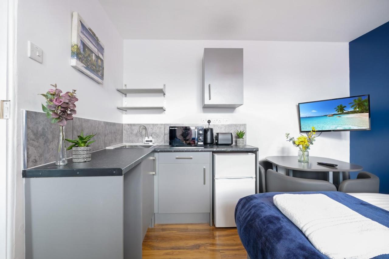 Fernbank Studios Sudbury Hill Harrow Self-Contained Studios With En-Suite Wembley 외부 사진