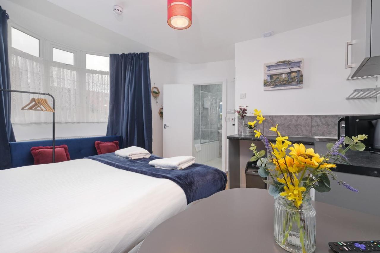 Fernbank Studios Sudbury Hill Harrow Self-Contained Studios With En-Suite Wembley 외부 사진