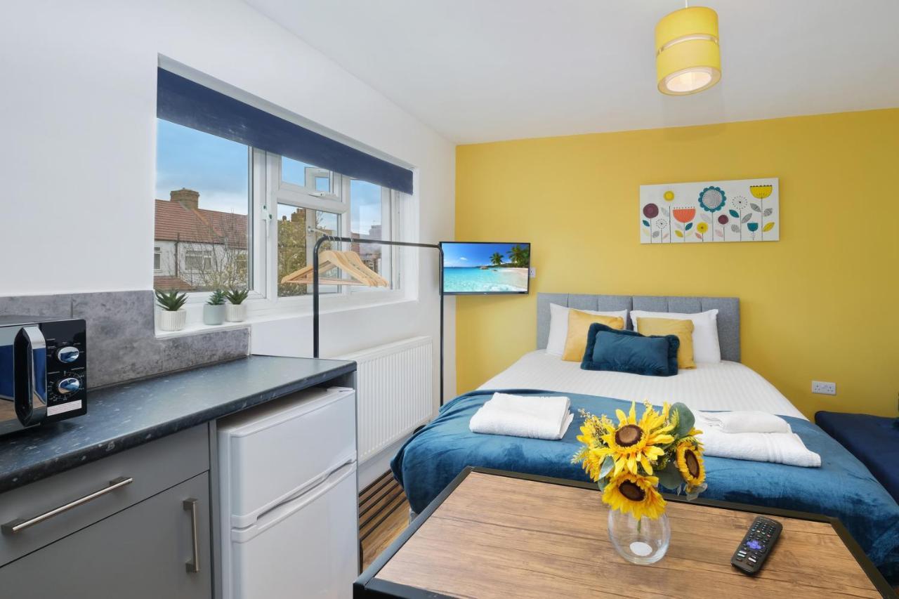 Fernbank Studios Sudbury Hill Harrow Self-Contained Studios With En-Suite Wembley 외부 사진