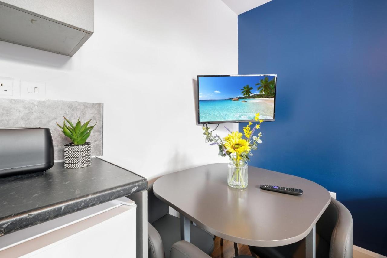 Fernbank Studios Sudbury Hill Harrow Self-Contained Studios With En-Suite Wembley 외부 사진