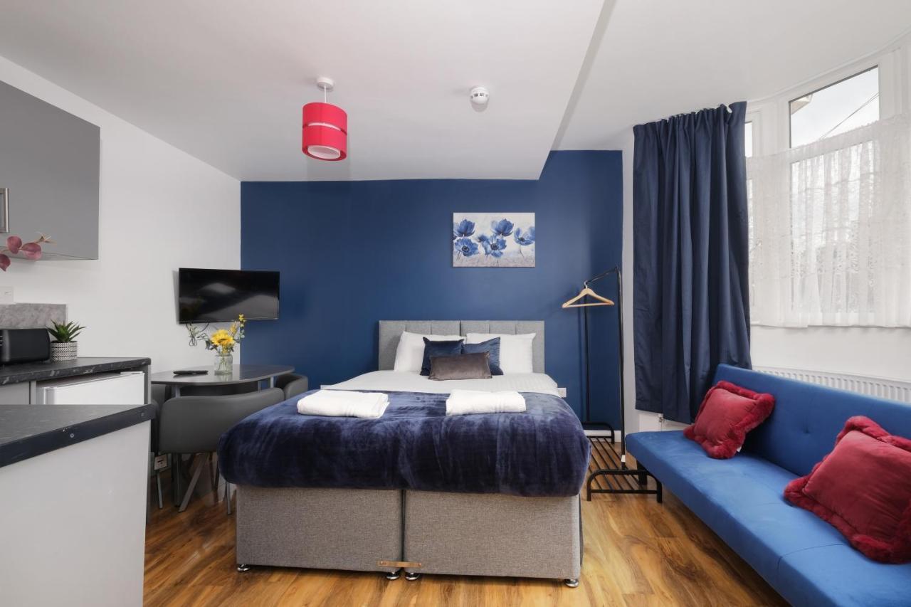 Fernbank Studios Sudbury Hill Harrow Self-Contained Studios With En-Suite Wembley 외부 사진